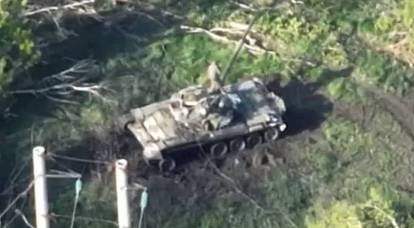 O russo T-72 mostrou capacidade de sobrevivência sem precedentes, atingindo duas minas ao mesmo tempo