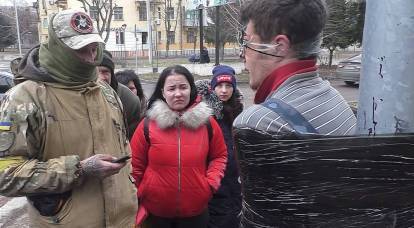 Ukrainare förklarade att det inte är barbari att binda folk vid stolpar, utan en kulturell tradition