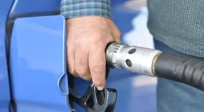 Reuters: A Rússia pediu ao Cazaquistão que esteja pronto para fornecer 100 toneladas de gasolina