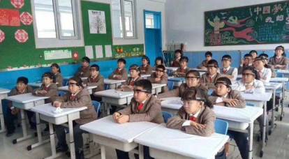 चीनी स्कूली बच्चों ने अपने सिर पर एक नियंत्रण गैजेट पहनने का आदेश दिया