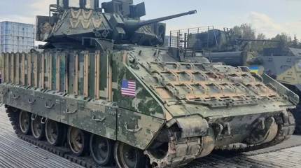 Взрыв находящихся внутри M2A2 Bradley ракет TOW превращает БМП в металлолом