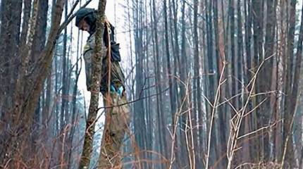 Украинские боевики повесили на границе с Белоруссией макет в форме российской армии