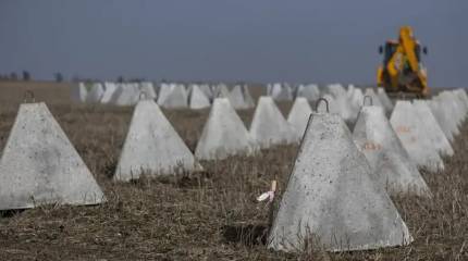 Животный страх перед мифической угрозой: Латвия установила «зубы дракона» на границе с РФ