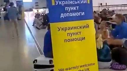 Выгнанные украинские беженцы живут в европейских аэропортах