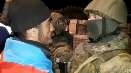 Толпы азербайджанцев продолжают провоцировать российских военных на линии разграничения в Карабахе