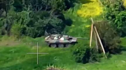 В зоне СВО сняли на видео уничтожение французского колесного танка AMX-10RC