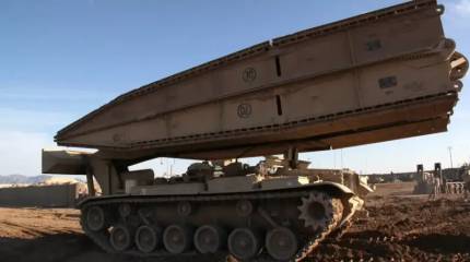 Российские бойцы впервые захватили в зоне СВО американский мостоукладчик М60AVLB