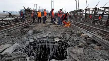 Дыры в Южном мосту в Киеве проделала баллистика неустановленного типа