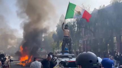 Трамп требует ввода регулярных войск в Лос-Анджелес: город в огне