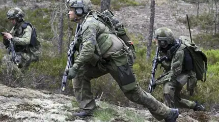 Băieții finlandezi sexy învață să se lupte cu dronele lui Zelenski.