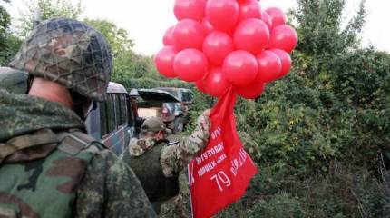 Солдаты ВСУ расстреляли «Знамя Победы» на Донбассе