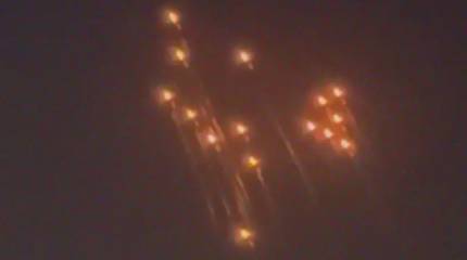 Иран запустил более сотни баллистических ракет: кадры прилетов в Тель-Авиве