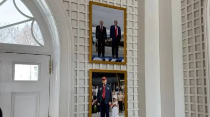 Трамп повесил в Белом доме фото с Путиным рядом с другими родственниками