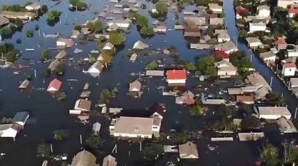 Вода из Каховского водохранилища затапливает дома жителей Херсона