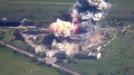 Четыре авиабомбы УМПК-500 накрыли ангар ВСУ с военной техникой в Херсонской области
