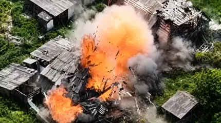 Боевики горели заживо: дрон снял пожар на складе боеприпасов ВСУ в Сумской области
