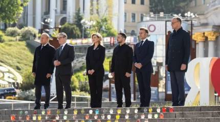 Новый канцлер Германии позировал в Киеве на фоне символики Третьего рейха