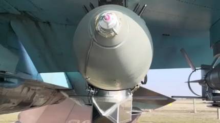 Показаны редкие кадры полета российской авиабомбы ФАБ-1500 с УМПК, снятые с земли