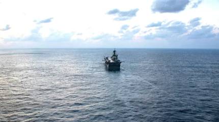 Военный корабль США LHA7 Tripoli отошел от побережья Ирана, попав под удар КСИР