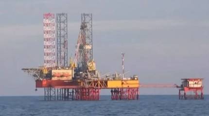 Нефтяное пятно, образовавшееся после удара по платформам в Черном море, идёт к побережью Румынии