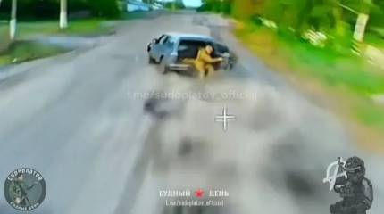 Внедорожник ВСУ растерял пассажиров и имущество, уходя от погони российского FPV-дрона