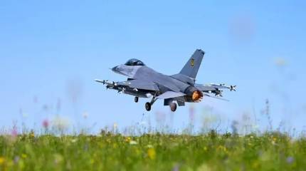 Виновный в крушении F-16 определен: Зеленский уволил командующего ВС ВСУ Олещука