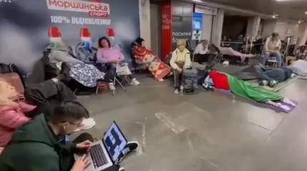 На ПВО надежды нет: жители Киева провели минувшую ночь в метро, пережидая ракетный удар ВС РФ