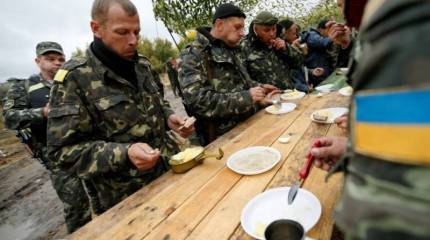 Солдат ВСУ уже несколько недель кормят помоями