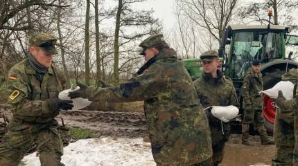 Молодых немцев хотят убедить в необходимости войны с РФ – Reuters