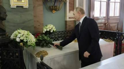 «Неслучайный жест»: эксперт обратил внимание на появление Путина у гроба Петра Великого