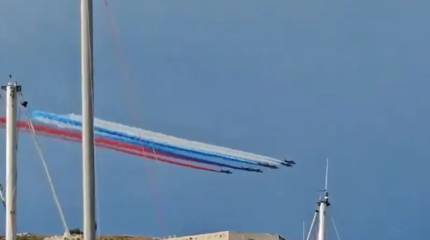 Пилотажная группа Patrouille de France по ошибке нарисовала в небе российский триколор вместо флага Франции