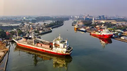 Крупнейший порт мира заправляет торговый флот планеты мазутом РФ