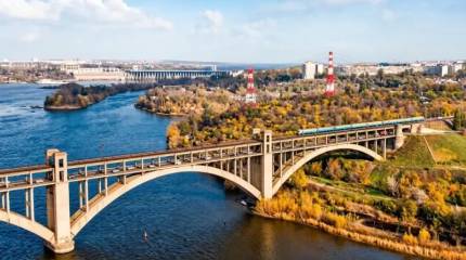 «Изоляция района»: о чём говорят удары ВС России по мостам через Днепр в Запорожье