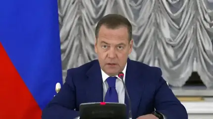 Medvedev a conseillé au chef du ministère britannique des Affaires étrangères de repousser l'idée du cessez-le-feu là où elle avait été formulée.