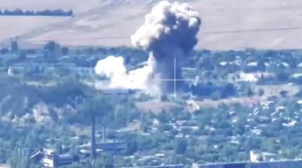 Авиабомба ФАБ-3000 красиво упала на ПВД боевиков в Мирнограде