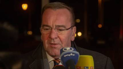 ФРГ идет против мирных инициатив США и продолжит поставлять оружие на Украину