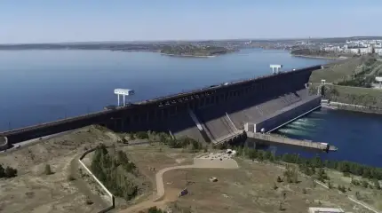 La centrale idroelettrica di Bratsk vuole liberarsi del carico eccessivo.