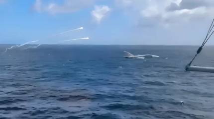 Российский Су-24МР проводил американский штабной корабль в Балтийском море, запустив «салют»