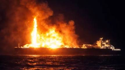 Выгорит дотла: в Средиземном море пылает СПГ-танкер РФ, атакованный «неизвестными»