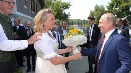 Вызвала гнев: экс-глава МИД Австрии назвала соотечественников «гиенами»