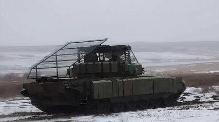 Танки Т-72Б3М получают новые штатные козырьки большой площади