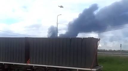 Показано, как украинские FPV-дроны вылетали из припаркованной близ военного аэродрома фуры