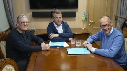 В СМИ обсуждают «пакетик с белым веществом» в руках Макрона