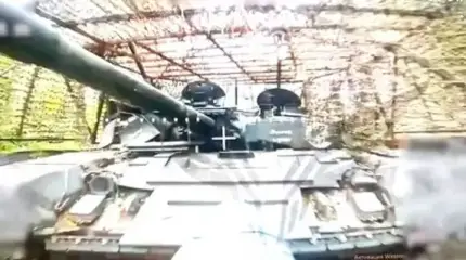 珍しい車体前面のディテールを持つT-72 VSUは兵士によって焼却された。
