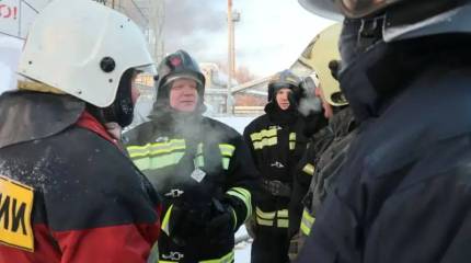 Для тушения пожара на нефтебазе в Пензе задействовали 150 огнеборцев и даже поезда