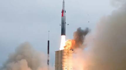 Очевидцы сняли редкие кадры заатмосферного перехвата баллистической ракеты хуситов над Израилем