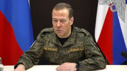 «Продолжаем работать на победу»: Медведев отреагировал на решение Трампа возобновить поставки оружия Киеву