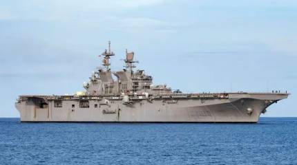 Американский десантный корабль «Триполи» мчится на всех парах к Ирану