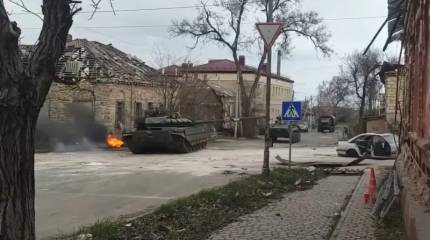 Il carro armato T-72B3 con il sistema di protezione attiva Arena-M, tanto necessario al fronte, è stato utilizzato per le riprese di un film