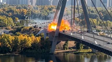 В Киеве сняли на видео прилёт российского дрона по Северному мосту
